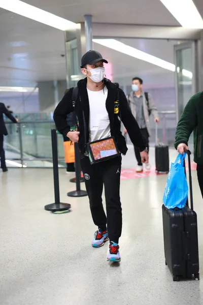 2020年4月25日 中国の俳優 演出家の李陳またはジェリー リーが上海空港に到着した — ストック写真