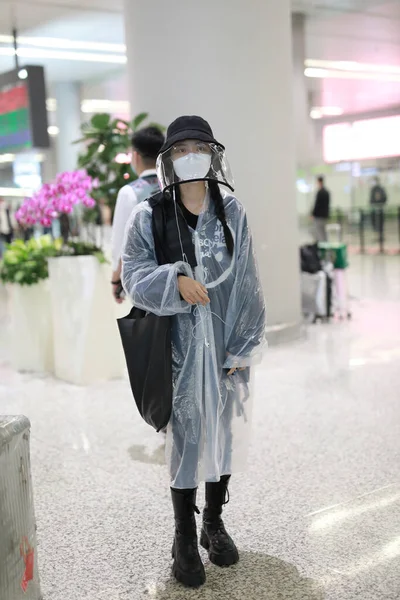 Anfitrión Chino Shawen Aparece Aeropuerto Shanghái Antes Salida Shanghái China —  Fotos de Stock