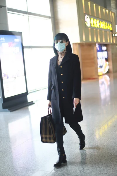 中国のテレビ 映画女優タン 卓は2020年4月26日 湖南省長沙市に出発する前に長沙空港に到着する — ストック写真