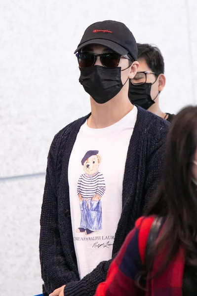 Actor Cantautor Chino Weizhou Timmy Presenta Aeropuerto Shanghái Antes Salida —  Fotos de Stock