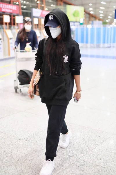 Chanteuse Chinoise Jike Junyi Arrive Aéroport Pékin Avant Son Départ — Photo