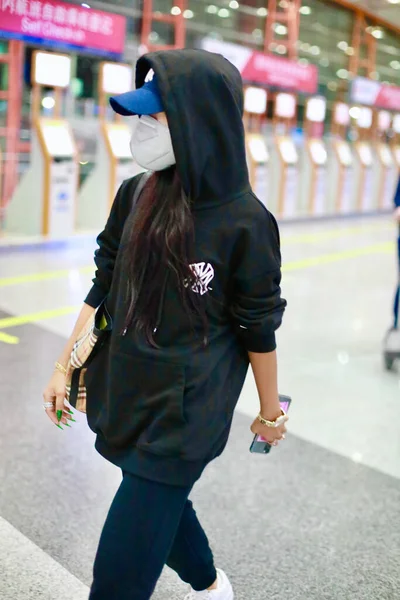 Китайська Співачка Джіке Джуні Прибуває Аеропорту Пекіна Перед Від Їздом — стокове фото