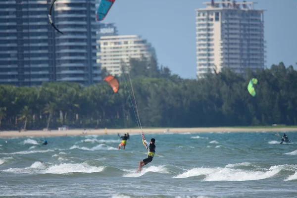 Los Amantes Kitebording Todo País Reúnen Surfean Costa Durante Las —  Fotos de Stock