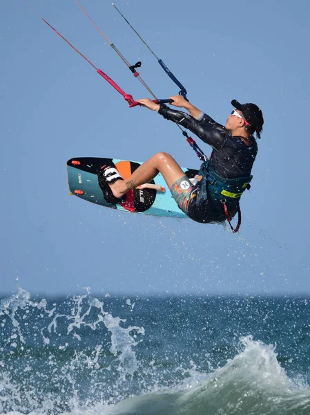 Kitebording Liefhebbers Het Hele Land Verzamelen Surfen Aan Kust Tijdens — Stockfoto