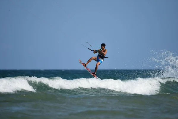 Los Amantes Kitebording Todo País Reúnen Surfean Costa Durante Las —  Fotos de Stock