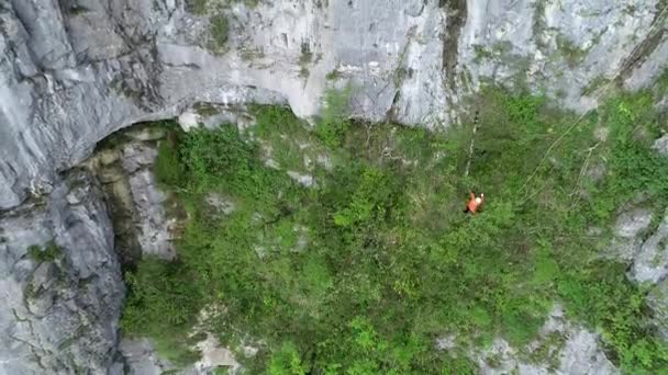 Ein Chinesischer Reinigungsarbeiter Seilt Sich Einem Drahtseil Von Einer Klippe — Stockvideo