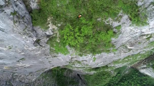 Китайська Прибиральниця Прив Язана Дротяної Мотузки Скелі Щоб Зібрати Сміття — стокове відео