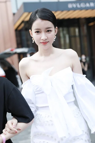 Chinese Actrice Sun Duikt Een Winkelcentrum Shanghai China Mei 2020 — Stockfoto