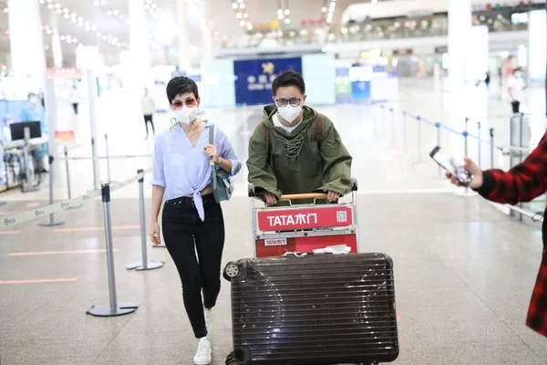 北京空港 2020年5月11日に到着したのは 香港系アメリカ人女優 シンガーソングライター モデル 武道家のハン ジェンと彼の妻セリーナ ホーランです — ストック写真