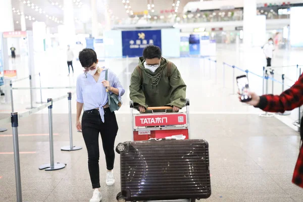 中国日报 的报道 中国曼陀罗歌手兼演员韩庚和他的妻子 香港女星 歌手兼作曲家 模特儿和武术家西莉娜 霍兰于2020年5月11日抵达中国北京机场 — 图库照片