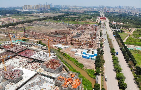広州エバーグランデTaobaoサッカークラブ 広州市 中国広東省 5月2020が所有する世界最大のサッカースタジアムを構築する際に忙しいショベルの空中ビュー — ストック写真