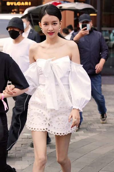 中国女演员孙仪于2020年5月7日在中国上海的一家购物中心露面 — 图库照片
