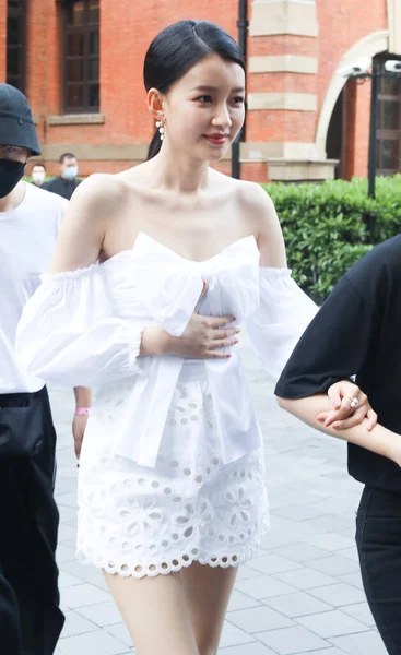 中国女演员孙仪于2020年5月7日在中国上海的一家购物中心露面 — 图库照片