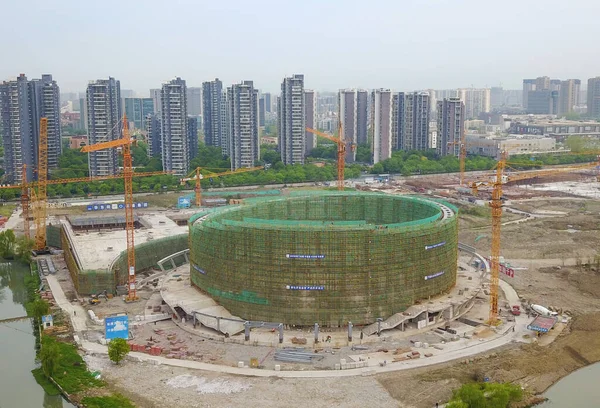 2020年5月8日 中国東部浙江省杭州市の建設中で ダウンタウンで唯一のスタジアムとなり 2021年3月に配信される2022年アジア競技大会のピンポンとホッケー競技場の空中ビュー — ストック写真