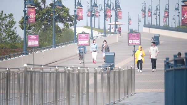 Los Turistas Visitan Shanghai Disneyland Después Reanudar Operación Shanghai Disney — Vídeo de stock