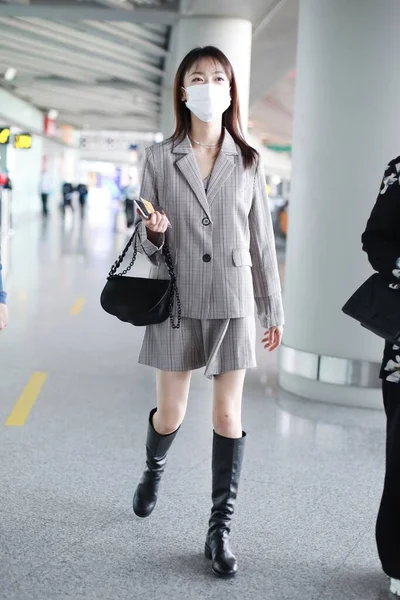 中国の女優呉金燕が北京空港に到着 5月12 2020 — ストック写真