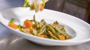 Tipik karışık sebze yemeğiyle yakın plan.