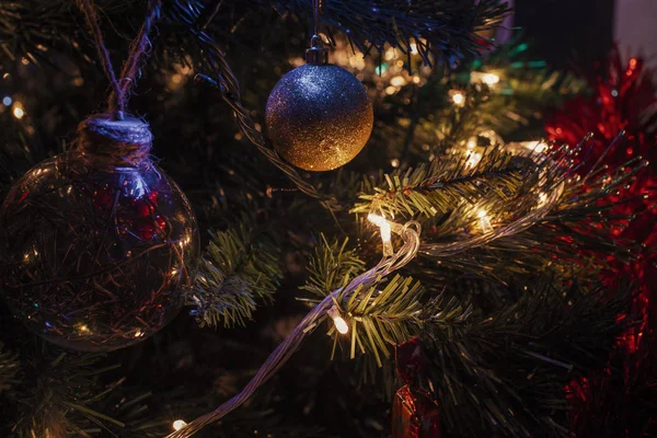 Luces y adornos navideños en el árbol —  Fotos de Stock