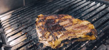 Bir restoranda ızgara biftek hazırlamak için yakın plan..