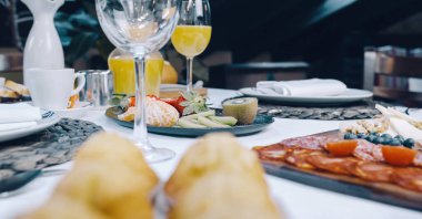 Restoranda geleneksel İspanyol kahvaltısı..