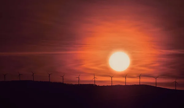 美丽的日出 山上有风力涡轮机 — 图库照片