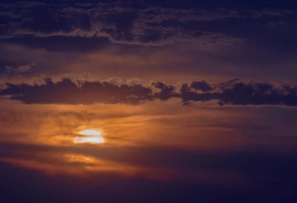 有云彩和小飞机的日落 — 图库照片
