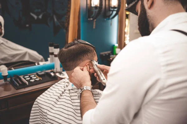 Barber Carefully Cuts Client Salon — ストック写真