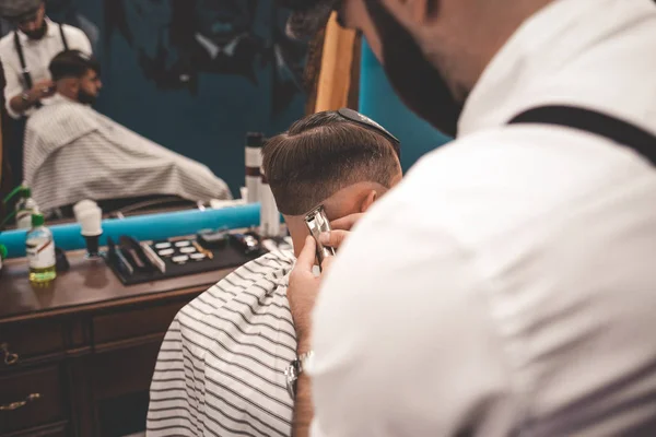 Barber Shaves Client Barbershop Barbershop Concept — Stock Photo, Image