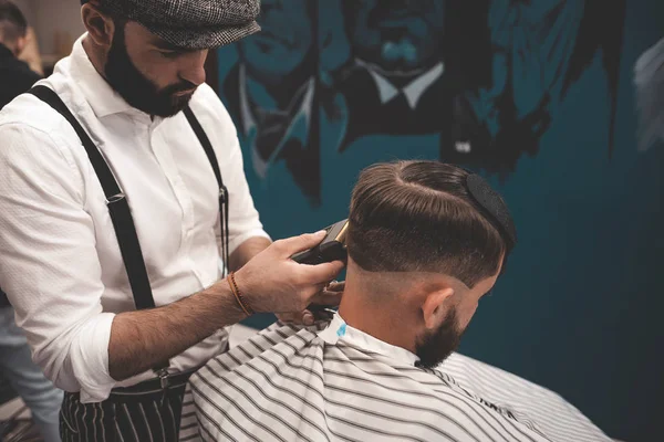 Barber Man Shaves Client Barbershop Stylish Barber Makes Haircut Guy — ストック写真