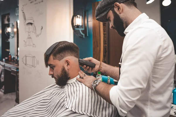 Serious Bearded Guy Doing Haircut Barbershop Barbershop Concept — ストック写真