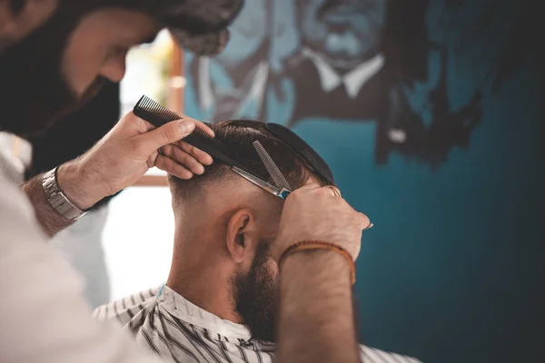 Stylish Hairdresser Cap Does Haircut — ストック写真