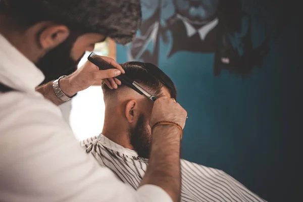 Barber Cap Cuts Hair Bearded Guy — ストック写真