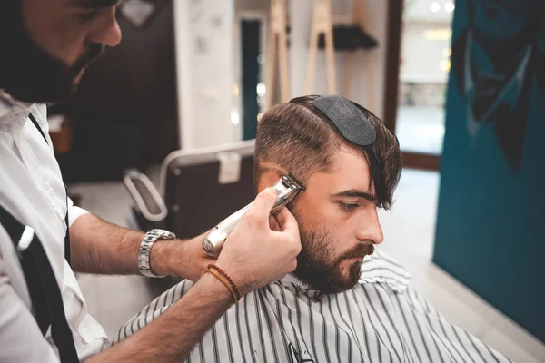 Kuaför Dikkatle Müşterinin Saç Kesimine Odaklanmış — Stok fotoğraf