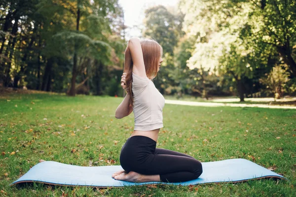 Chica Medita Sentado Posición Loto Una Alfombra Parque — Foto de Stock