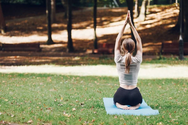 Chica Haciendo Ejercicios Yoga Alfombra Deportiva Parque Público — Foto de Stock