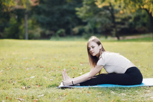 Frumoasă Fată Tânără Face Stretching Parc Vară — Fotografie, imagine de stoc