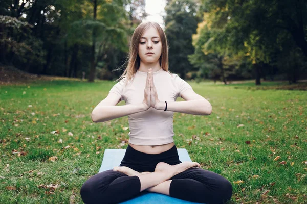 Chica Medita Pose Loto Hierba Parque Ciudad — Foto de Stock