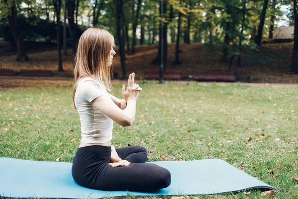 Fata Meditează Stând Poziția Lotus Covor Într Parc — Fotografie, imagine de stoc