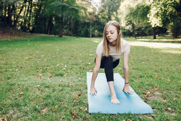 Deportista Chica Haciendo Estiramiento Yoga Ejercicio — Foto de Stock