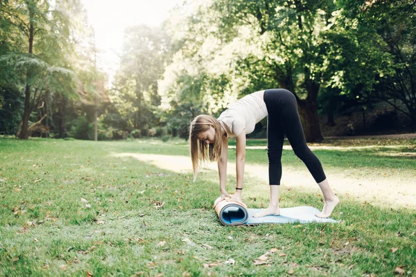 Chica Preparándose Para Ejercicios Yoga Parque Ciudad Desplegando Una Alfombra — Foto de Stock