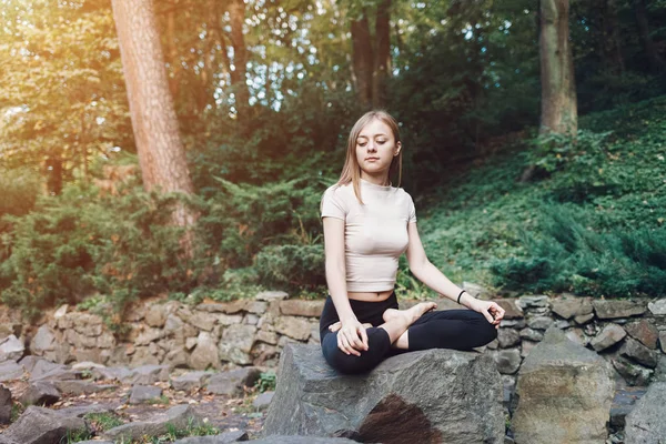 Femme Yoga Assise Sur Une Pierre Position Lotus Concept Yoga — Photo