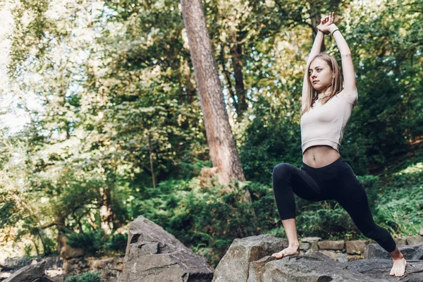 Tânăra Fată Adâncește Yoga Timp Face Exerciții Parc Stânci Yoga — Fotografie, imagine de stoc