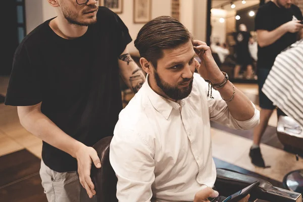 Cliente Barbearia Satisfeito Após Corte Cabelo Cliente Barbershop Com Mestre — Fotografia de Stock