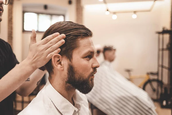 Side View Close Barber Master Doing Hair Styling — ストック写真