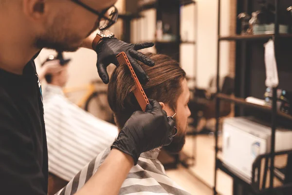 Barber Makes Haircut Young Hipster — ストック写真