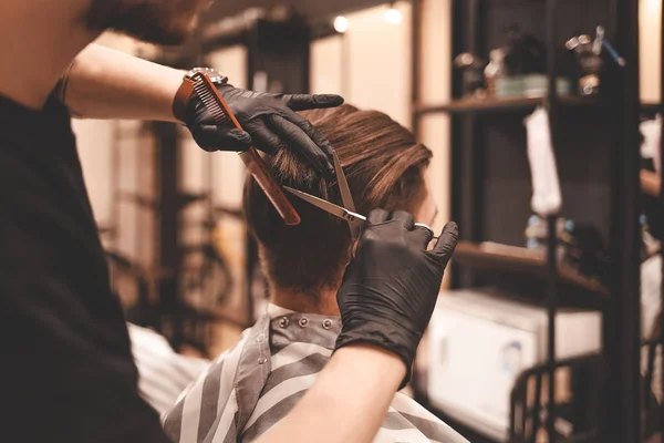Man Hairdresser Doing Scissors Haircut Client — ストック写真