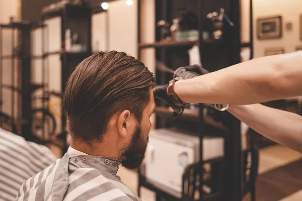 Hairdresser Applying Hair Spray Clients Hair Barber Using Hair Spray — ストック写真