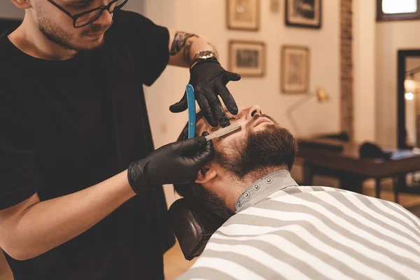 Master Barbershop Doing Beard Haircut Client Beard Shaving Barbershop — ストック写真
