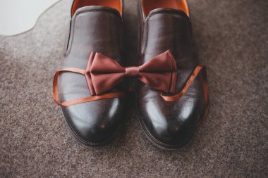 Papyonlu düğün ayakkabısı adamlar. Papyon deri ayakkabıların üzerinde yatar. Evlilik aksesuarları konsepti