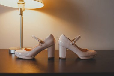 Nikah yüzüğü gelinin ayakkabıları arasındadır. Alyans ve gelin ayakkabıları.